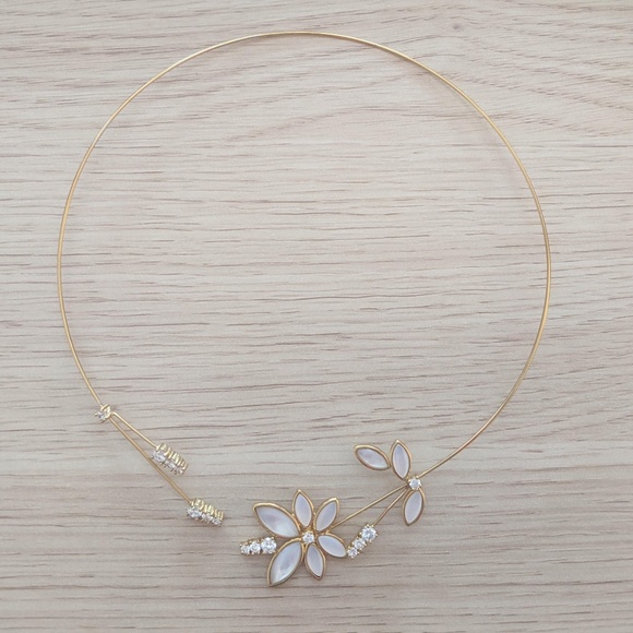 Gold choker necklace with flower design and rhinestones - Picture 2 of 4